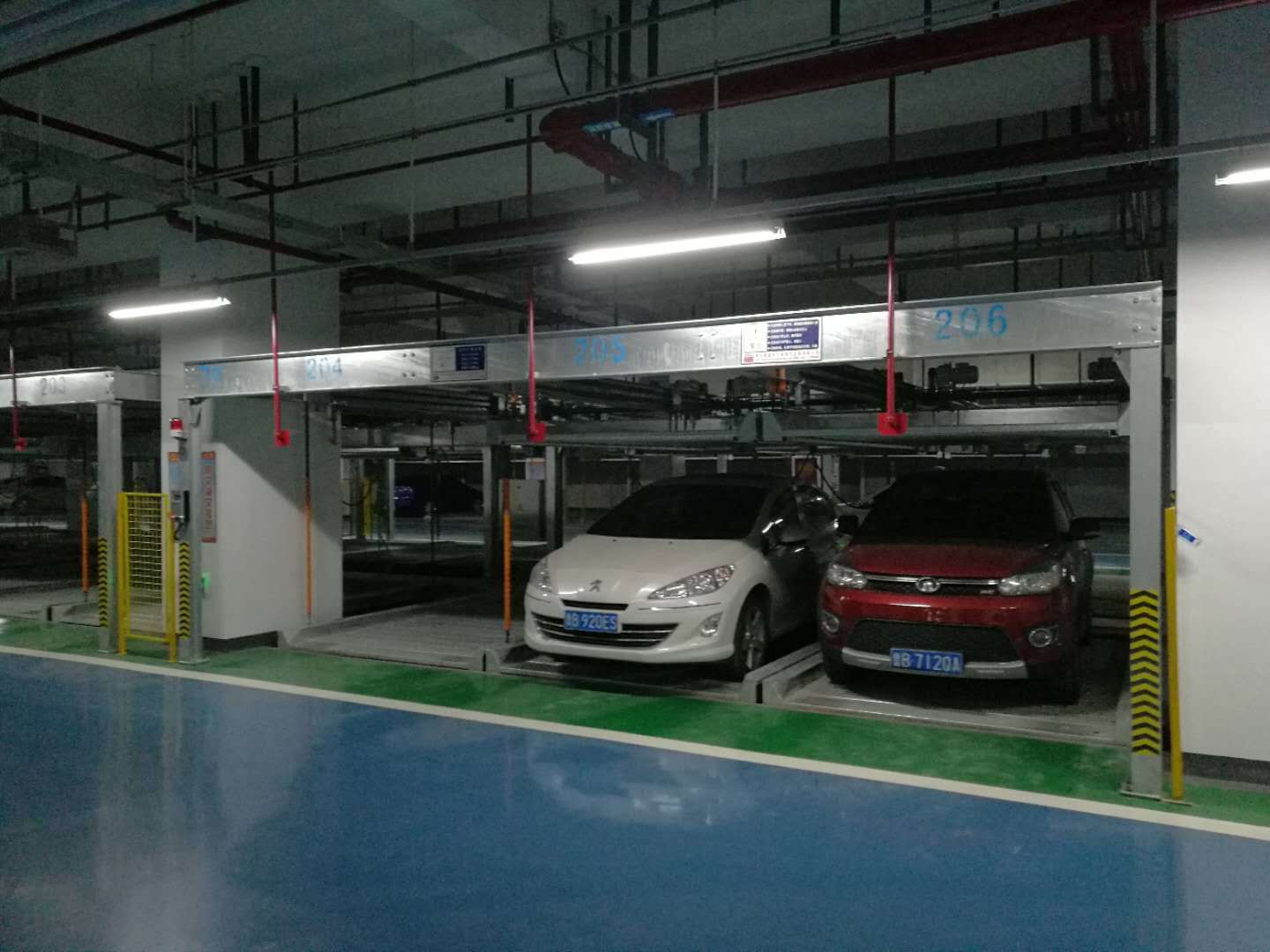 商(shang)圈助(zhu)手，立體(ti)停(ting)車(chē)庫(kù)